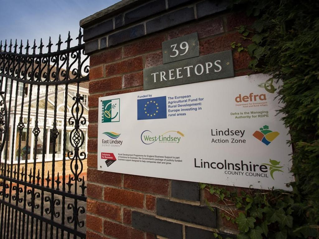 Treetops Cottages & Spa Grimsby Exterior photo