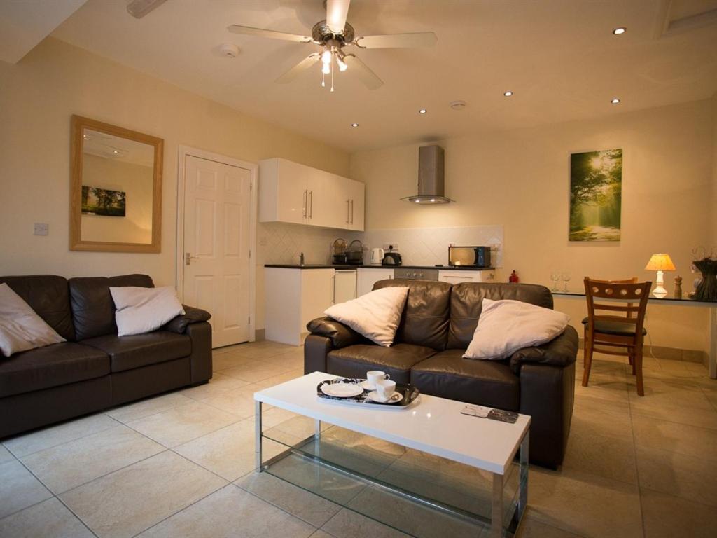 Treetops Cottages & Spa Grimsby Exterior photo