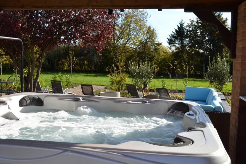 Treetops Cottages & Spa Grimsby Exterior photo