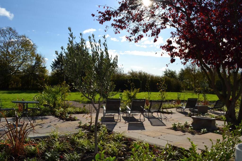 Treetops Cottages & Spa Grimsby Exterior photo