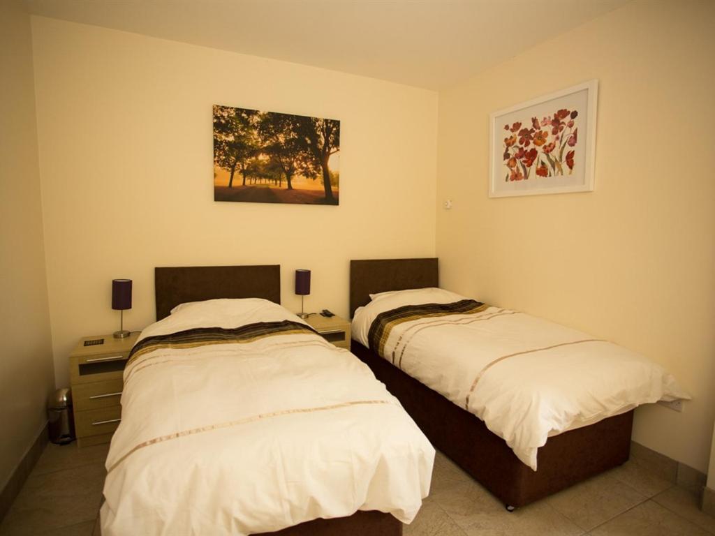 Treetops Cottages & Spa Grimsby Exterior photo
